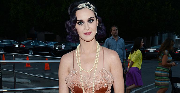 Katy Perry aparece com look vintage em evento nos EUA