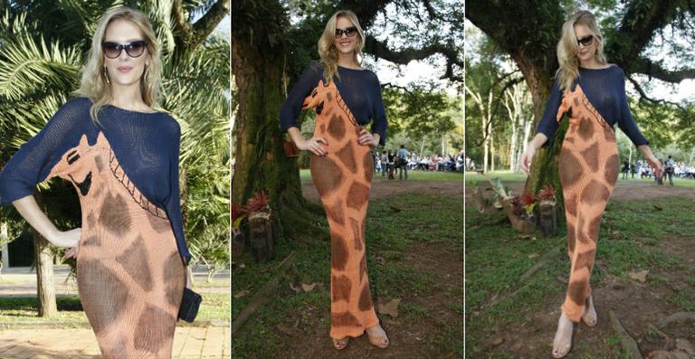 Gianne Albertoni vai de ‘girafa’ ao desfile da Neon