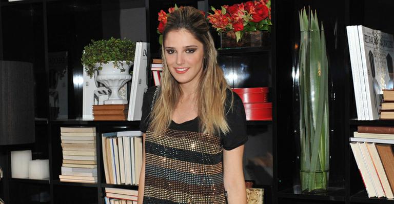 Rafaella Brites presenteia Felipe Andreoli com bicicleta de dois lugares