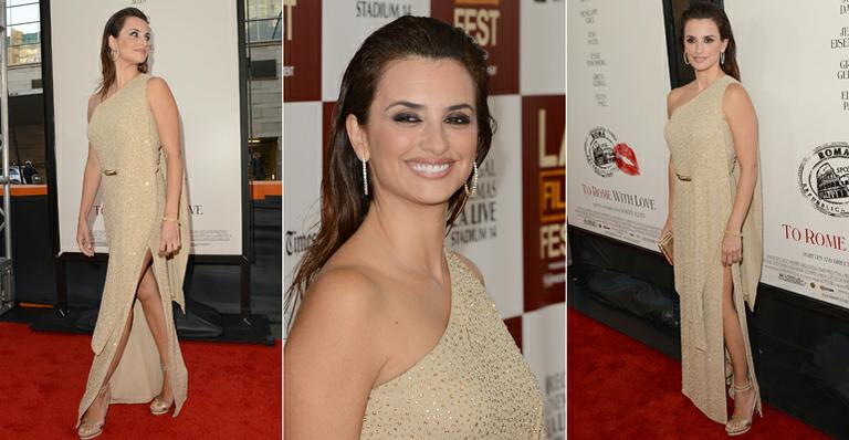 Exibindo pernas torneadas, Penélope Cruz brilha em premiere