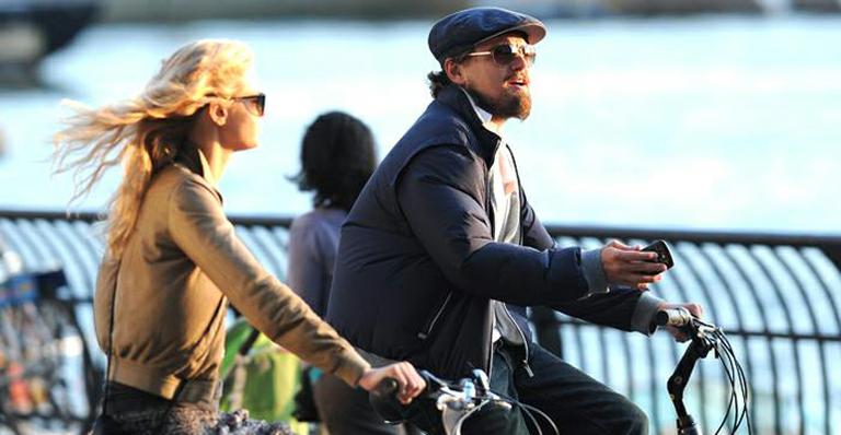 Leonardo DiCaprio e namorada em passeio romântico de bicicleta por NY