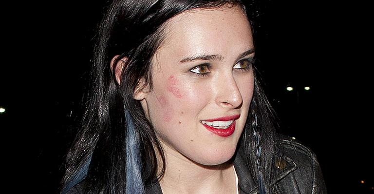 O novo look de Rumer Willis: cabelos pretos com mechas azuis
