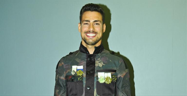 A SEMANA: Cauã Reymond desfila no SPFW