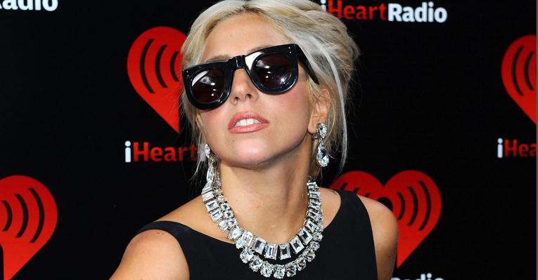 Lady Gaga está sendo acusada de influenciar jovens a virarem homossexuais