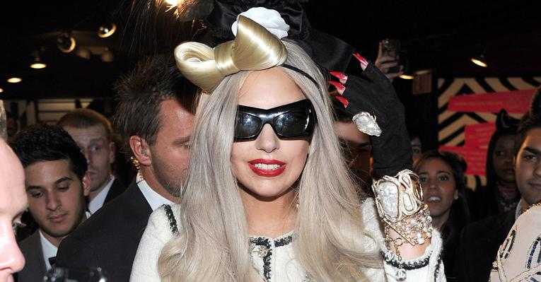 Lady Gaga manda construir ala em casa na Grécia para receber o afilhado Zachary