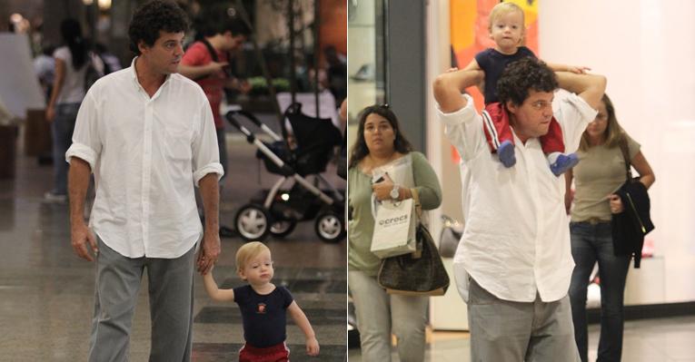 Felipe Camargo passeia em shopping com o filho