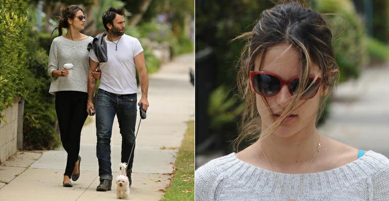 Alessandra Ambrosio e Jamie Mazur passeiam com cãozinho