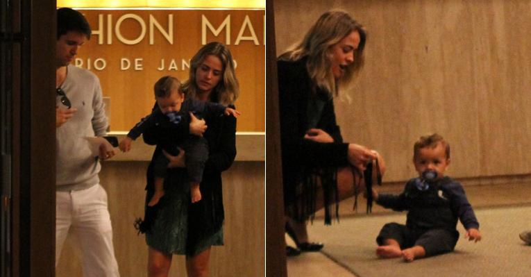 Juliana Silveira paparica o filho durante passeio ao shopping