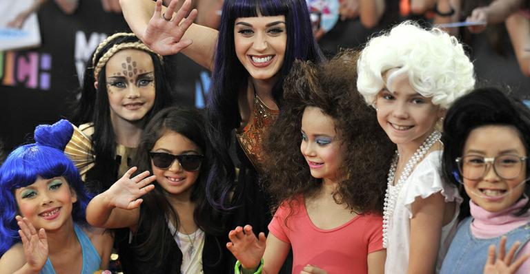 Meninas vestidas de Katy Perry acompanham a cantora em premiação