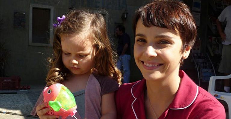 Débora Falabella recebe a visita da filha Nina em gravação de ‘Avenida Brasil’