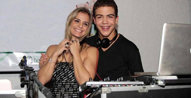 Ronald fala da cirurgia e agradece carinho da mãe, Milene Domingues
