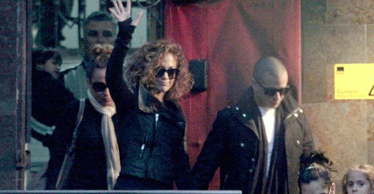 Jennifer Lopez aparece com visual novo no Chile