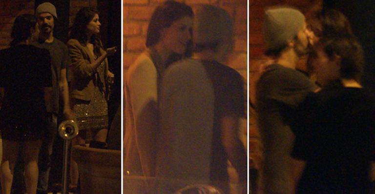 Alinne Moraes troca beijos com  Mauro Lima  em restaurante no Rio
