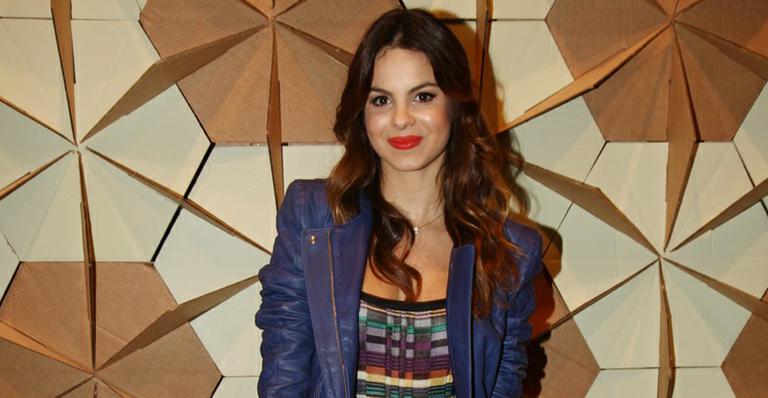 Sthefany Brito faz 25 anos e ganha bolo de aniversário