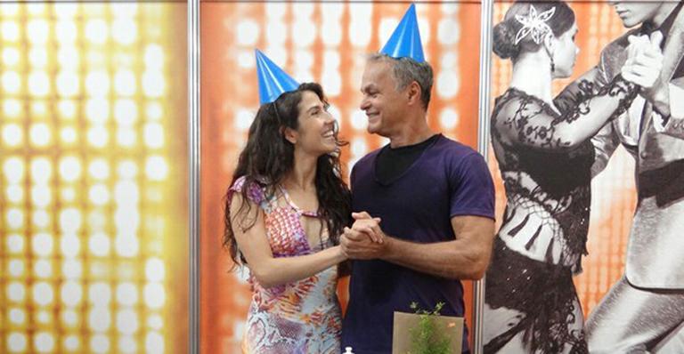 Kadu Moliterno ganha festa surpresa nos bastidores da ‘Dança dos Famosos’