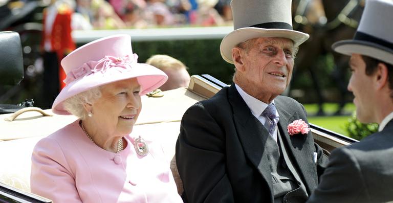 Elizabeth e Philip desfilam de carruagem durante corrida de cavalos
