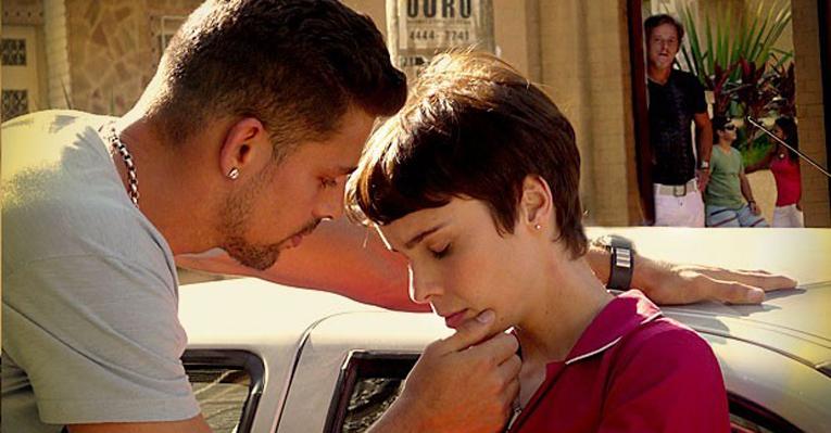 Max flagra Nina e Jorginho em clima de romance em ‘Avenida Brasil’