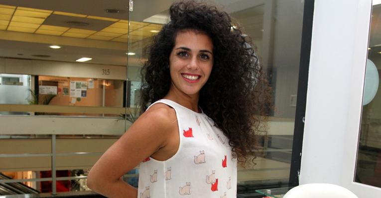 Noemí arrasa na hidratação e reúne fãs na porta do salão