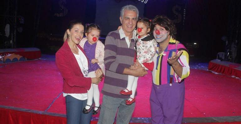 Bianca Rinaldi em dia de circo com as gêmeas