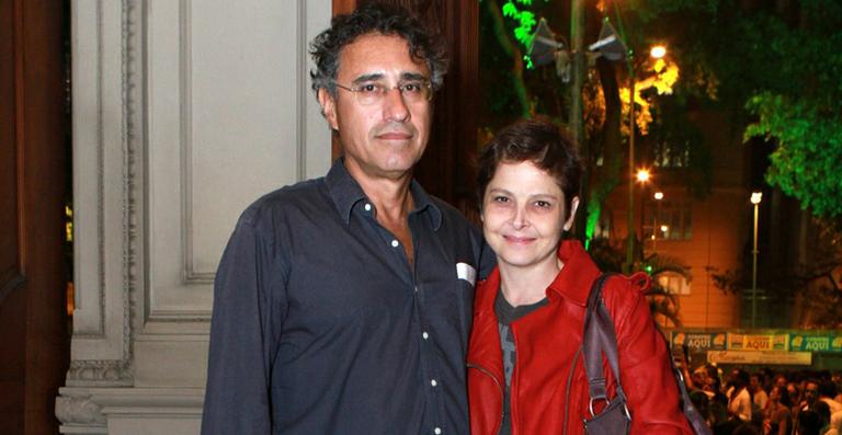 Drica Moraes vai ao teatro com o namorado Fernando Pitanga