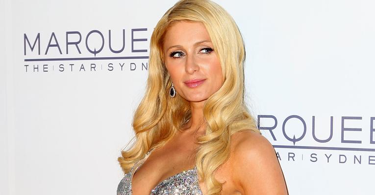 Paris Hilton embarca com destino a São Paulo