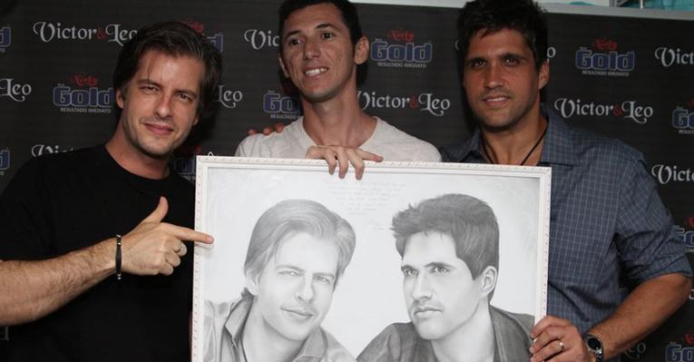Victor & Léo recebem homenagem de fã no RN