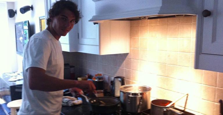 Rafael Nadal se arrisca na cozinha