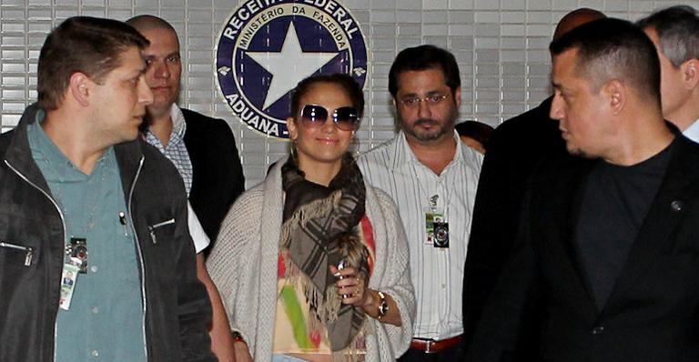 Com os filhos gêmeos e o namorado, Jennifer Lopez desembarca em São Paulo