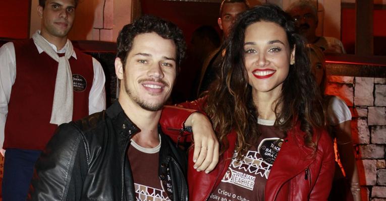 José Loreto e Débora Nascimento se divertem em festa de São João em Pernambuco