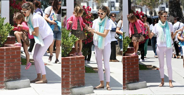 Alessandra Ambrosio e Anja se divertem em saída de escola