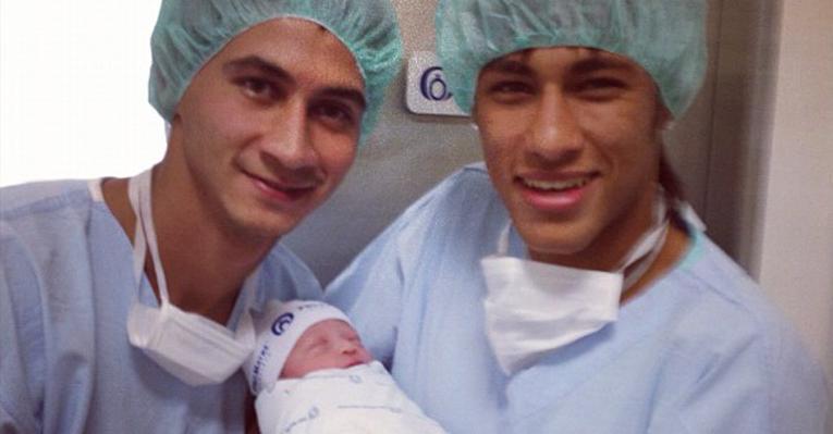 Nasce filha de Paulo Henrique Ganso; Neymar mostra foto da pequena