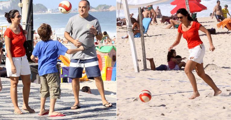 Patrícia Poeta joga futebol em família nas areias cariocas