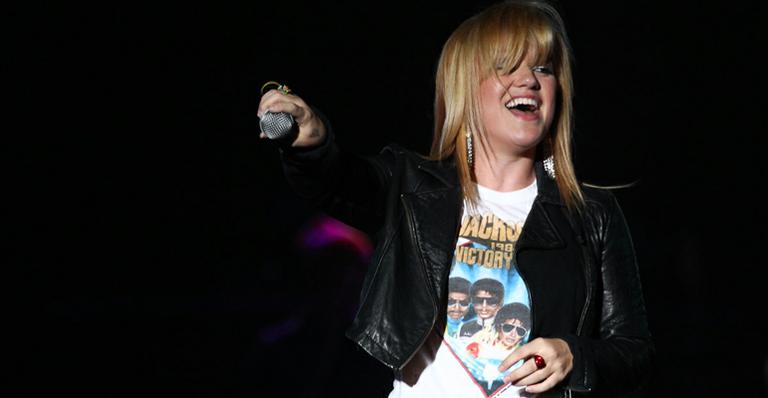 Kelly Clarkson homenageia Jacksons durante show em São Paulo