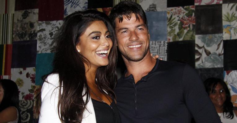 Juliana Paes e o marido trocam carinhos em festa no Rio