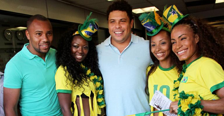 Ronaldo Nazário recebe o carinho de fãs em Cannes
