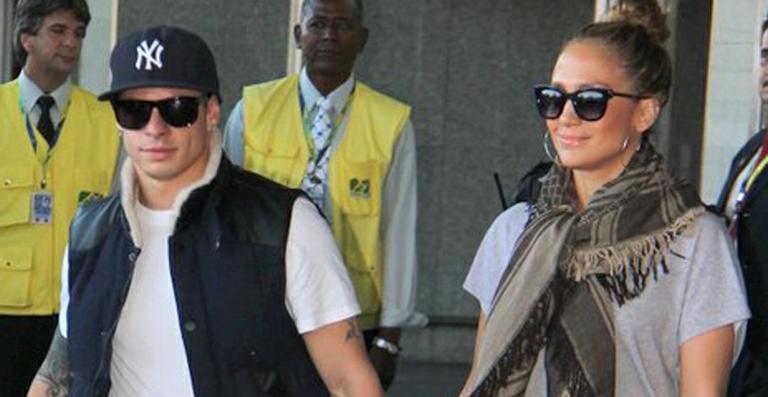 Ao lado do namorado Casper Smart, Jennifer Lopez desembarca no Rio de Janeiro