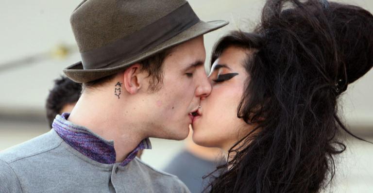 Mensagens antigas de Amy Winehouse teriam levado Blake à overdose