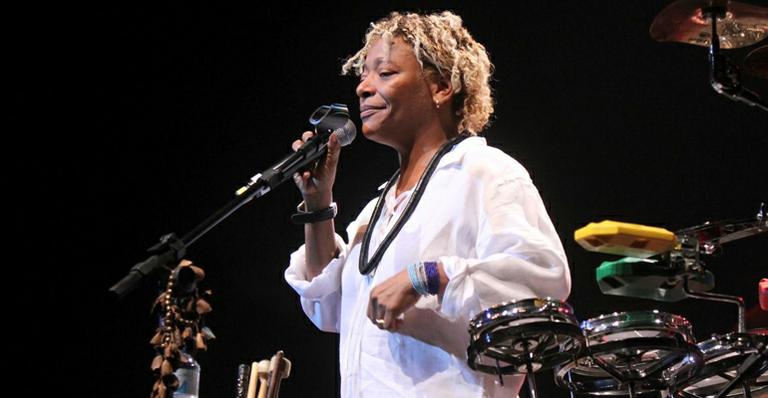 Mart’nália se fere e motorista de ônibus da cantora morre em acidente