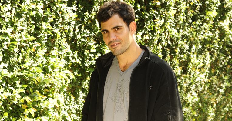 Juliano Cazarré sofre de saudades da família