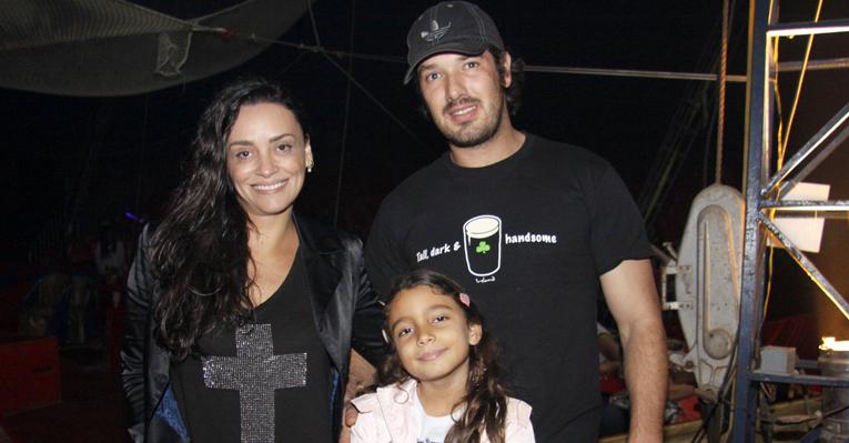 Acompanhada do namorado, Suzana Pires leva a sobrinha ao circo