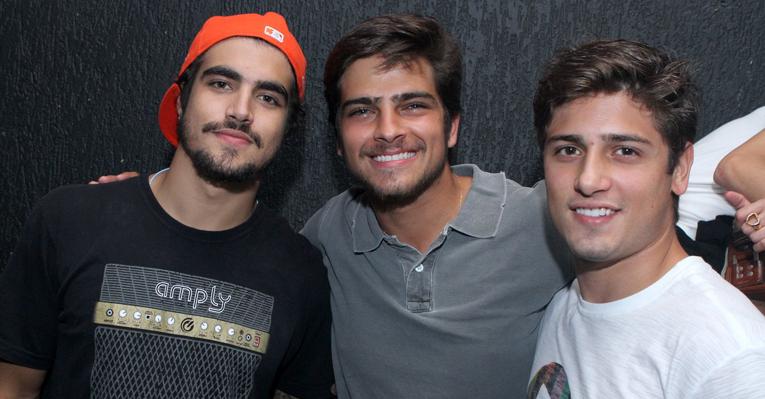 Atores se divertem em festa na noite do Rio de Janeiro