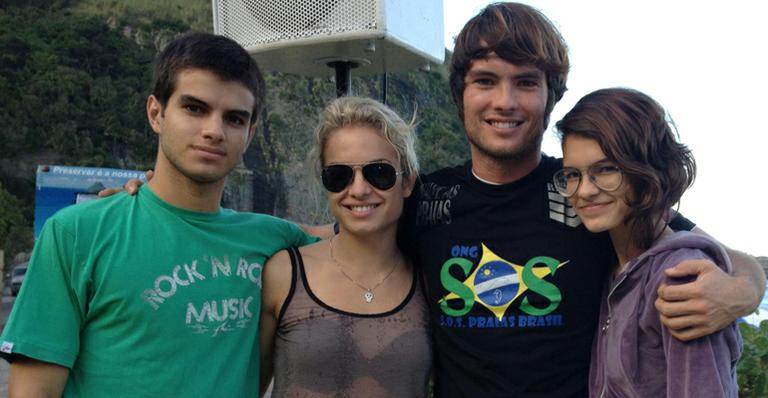 Lua Blanco prestigia show dos irmãos em praia no Rio