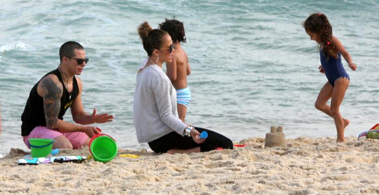 Jennifer Lopez curte dia na praia com os gêmeos e o namorado