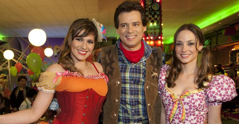 Lívia Andrade comemora aniversário com elenco do SBT