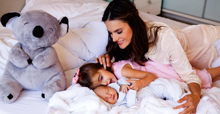 Alessandra Ambrosio apresenta o caçula, Noah Phoenix