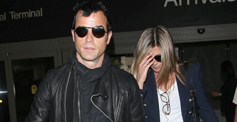 Noiva? Jennifer Aniston aparece com anel de brilhantes na mão direita