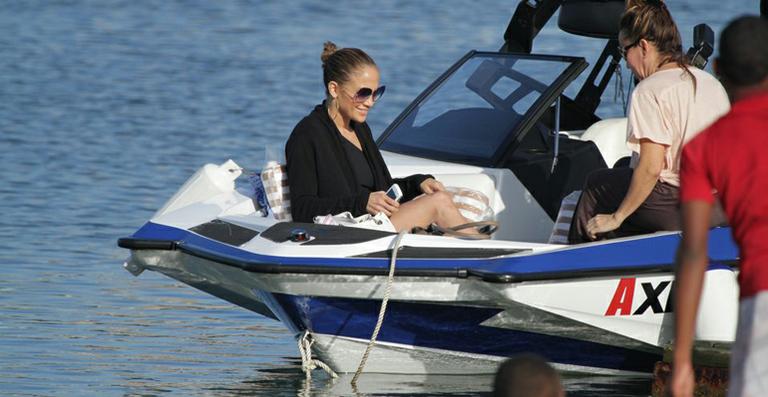 Jennifer Lopez curte passeio de barco e tarde na piscina com os filhos no Rio de Janeiro