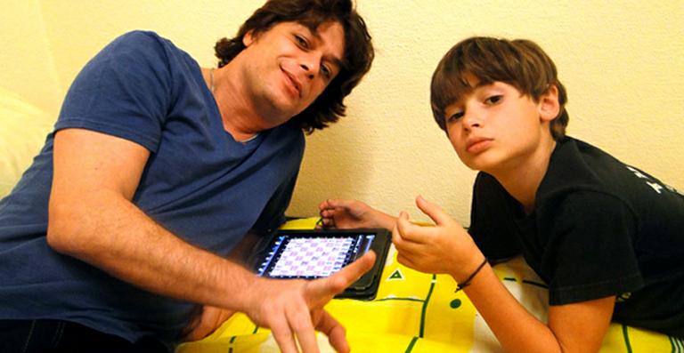 Fabio Assunção joga xadrez com o filho nos bastidores de ‘Tapas & Beijos’