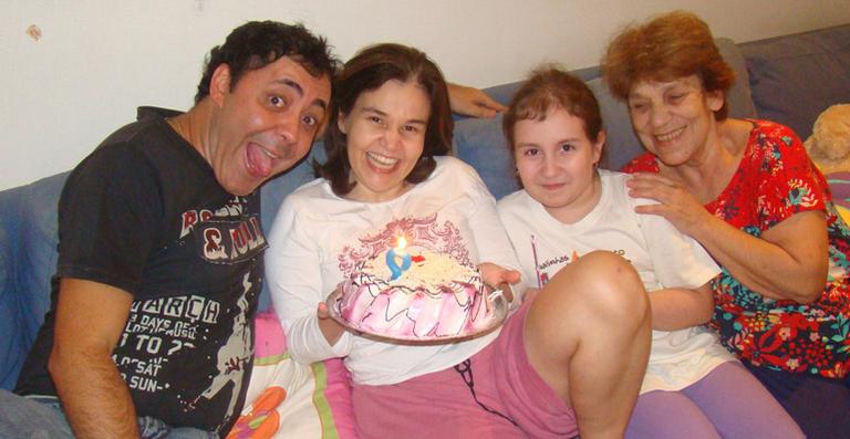 Claudia Rodrigues comemora seu aniversário com o pé quebrado