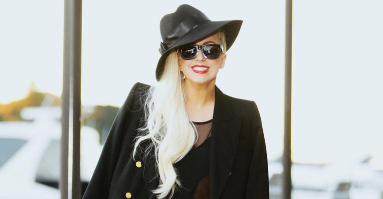 Lady Gaga gasta R$ 40 milhões em casa na Grécia que parece flutuar no mar